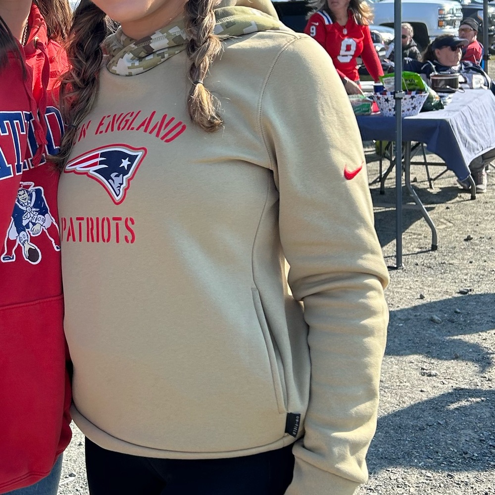 Patriots sweatshirt size small